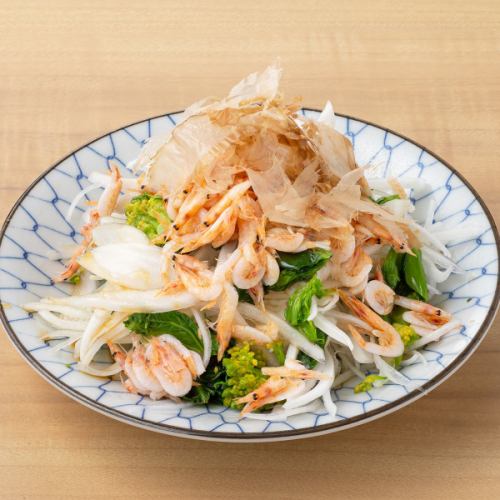 嫩洋蔥沙拉佐煮櫻花蝦