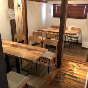 Table seats perfect for gatherings with friends.By removing the partitions, up to 10 people can be seated.Great for company welcome and farewell parties, year-end parties, families and birthday celebrations ☆