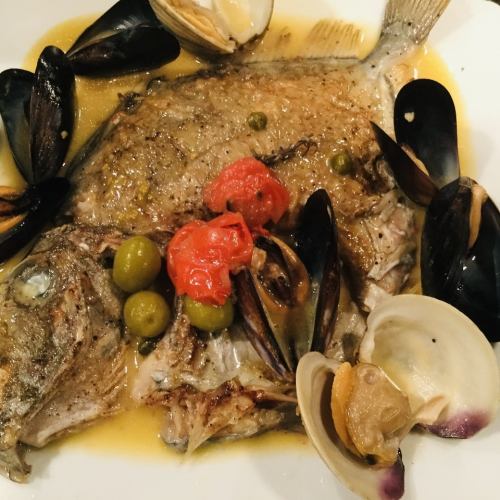 The store's No. 1 specialty! Aqua pazza made with fresh fish in the morning. The photo is of mirror sea bream!