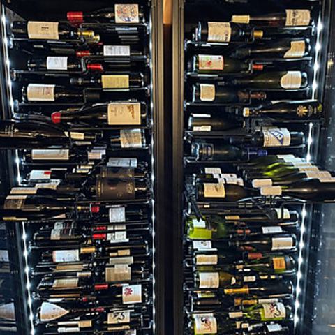 店内ワインセラーで完璧温度管理。種類豊富なワインで至福の一杯
