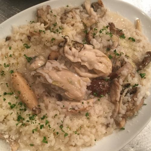 Risotto with plump oysters and various mushrooms
