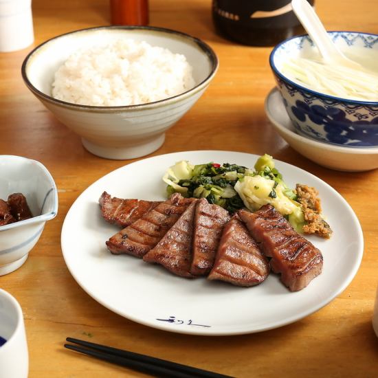 炭火で焼きあげた本場仙台・伝統の牛たん焼きと牛たん料理を堪能！