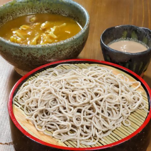 カレーにつけていただくこだわりの蕎麦