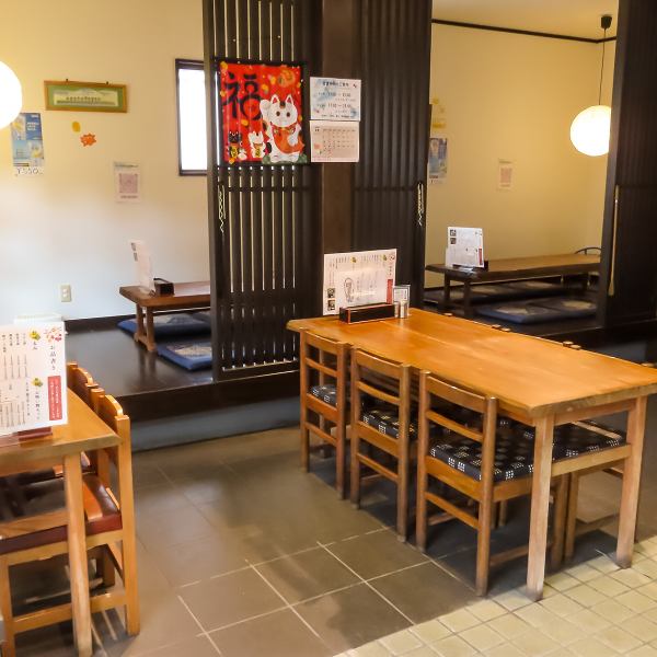 木の温もりが心を包み込むアットホームな空間。ゆったりとしたテーブル席で、友人や家族とごゆっくりお食事をお愉しみいただけます。ランチ営業中！「蕎麦きしの」こだわりのお蕎麦や新鮮なお野菜を使用した天ぷらをご堪能ください。