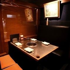 【接待や食事会にも】店内は落ち着いた雰囲気。幅広い世代とご用途で、長年皆様にご愛顧頂いております。お席はカウンター、テーブル席、掘りごたつ、半個室、完全個室と様々ございます。用途に合わせてどうぞ。