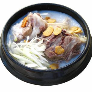 ＜12時間煮込みの牛テール＞コムタンスープ/＜旨辛＞ごろごろ肉のカルビスープ