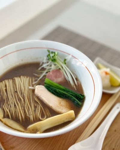 限定秋刀魚らぁめん🐟
〜大根おろしとレモン添え～

秋刀魚の煮干しと焼き秋刀魚を使った
この季節限定のラーメンです🍜

大根おろしとレモンを加えてさっぱりと🍋
追い飯も最高に合います！

朝晩涼しくなってきましたので
朝からラーメンで心も体も温まってください👨‍🍳

BISTRO ogawaらぁめんは
朝7:00～11:00(Lo.10:45)の営業です🕖

皆様のご来店お待ちしております！
 
 
@bistro.ogawa
#BISTROogawa
#ビストロオガワ
#藤枝グルメ
#朝ラー
#朝ラーメン
#静岡ラーメン
#ビストロラーメン
#秋刀魚らぁめん
#ogawaラーメン
#秋刀魚ラーメン