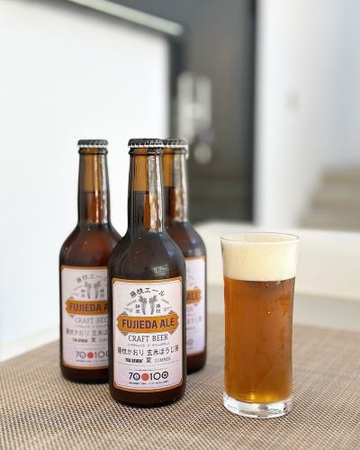 藤枝エール 藤枝かおり玄米ほうじ茶🍺🌾

商品の入れ替えの為
こちら半額でご提供いたします
数量限定ですのでなくなり次第終了となります🙇‍♂️

以下サイトページ引用
↓
- - - - - - - - - - - - - - - - - - - - - - - - - -
藤枝を代表するお茶「藤枝かおり」を
副原料にクラフトビールを開発

「藤枝かおり」の原料となる茶葉「藤かおり」を
焙煎した後に玄米を加えて
いわゆる「玄米ほうじ茶」を作りました
これを副原料として使用することで
玄米の香ばしい香りや
ほうじ茶の風味を楽しめるビールに仕上がりました
苦みや渋みを抑えて
のどごしの良いエールに仕上がっています
- - - - - - - - - - - - - - - - - - - - - - - - - -

朝ラー、ランチタイム、ディナータイム
どのお時間でもご注文可能ですので
ぜひお待ちしております👨‍🍳
 
 
@bistro.ogawa
#BISTROogawa
#ビストロオガワ
#藤枝エール
#藤枝かおり玄米ほうじ茶
#クラフトビール
#地ビール