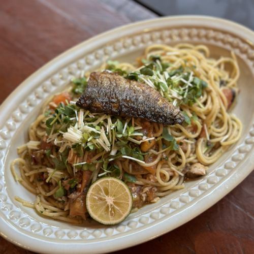 北海道産秋刀魚とフレッシュトマトのスパゲッティーニ