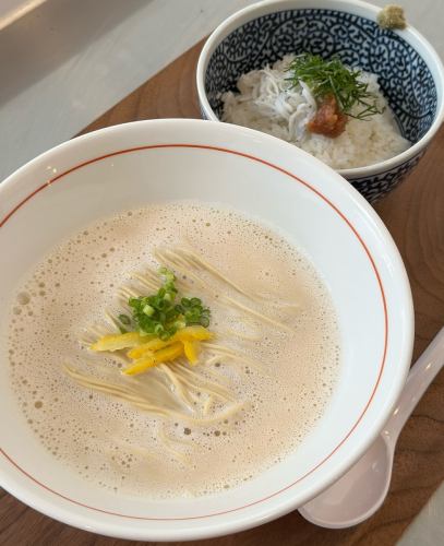 限定らぁめん🍜 第6弾✨️

鯛ぱいたんカプチーノらぁめん🍜
〜梅しらす茶漬け添え〜
略して【鯛ぱんチーノ】

明日11/4（月）🎌 朝7:00〜ご提供開始！

金目鯛・真鯛・ヘダイのアラを炊き込んだ
濃厚白湯スープに仕上がっております🐟️

麺を食べ終わりましたら
旨味が凝縮されたスープを
梅としらすを乗せたご飯にかけて
お茶漬けにしてお召し上がりください🍚

皆様のご来店お待ちしております🙏
　
　
ランチもらぁめん営業いたします👨‍🍳
もちろん今まで通り
ビストロランチも営業しております🍽

ビストロランチとらぁめん
同時のご注文も可能です！
 
- - - - - - - - - - - - - - - - - - - - - - - - - -
🍜らぁめん営業について🍜

✳️営業時間：7:00～14:00 
(準備中10:30 〜11:00、Lo.13:45)

✳️定休日：水曜日

✳️駐車券ご提示のお客様に限り100円バック
- - - - - - - - - - - - - - - - - - - - - - - - - -

@bistro.ogawa
#BISTROogawa
#ビストロオガワ
#藤枝グルメ
#朝ラー
#朝ラーメン
#静岡ラーメン
#ビストロラーメン
#ogawaラーメン
#限定ラーメン