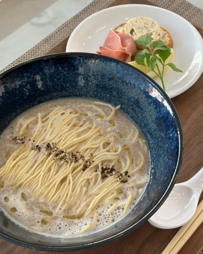 先着30食限定らぁめん🍜第3弾✨️

きのこカプチーノらぁめん🍜
【きのチーノらぁめん】
〜アンチョビバター添え〜

10/25（金）朝7:00〜ご提供開始！

ビストロらしい
今の季節にぴったりな
洋風らぁめんに仕上がっております👨‍🍳

4種類のきのこを合わせた
濃厚スープです🍄

アンチョビバターを入れて
より風味とコクをプラス🧈

レモンを絞れば
爽やかさがプラスされ
最後まで飽きずに
お召し上がりいただけます🍋

皆様のご来店お待ちしております🙏
　
　
ランチもらぁめん営業いたします👨‍🍳
もちろん今まで通り
ビストロランチも営業しております🍽

ビストロランチとらぁめん
同時のご注文も可能です！
 
- - - - - - - - - - - - - - - - - - - - - - - - - -
🍜らぁめん営業について🍜

✳️営業時間：7:00～14:00 
(準備中10:30 〜11:00、Lo.13:45)

✳️定休日：水曜日

✳️駐車券ご提示のお客様に限り100円バック
- - - - - - - - - - - - - - - - - - - - - - - - - -

@bistro.ogawa
#BISTROogawa
#ビストロオガワ
#藤枝グルメ
#朝ラー
#朝ラーメン
#静岡ラーメン
#ビストロラーメン
#ogawaラーメン
#限定ラーメン