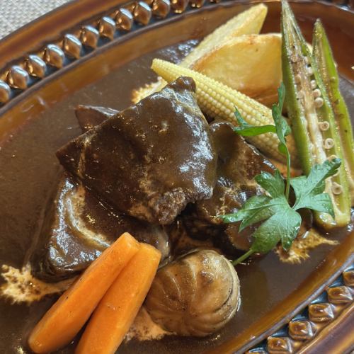 Melt-in-your-mouth beef tongue stewed in red wine