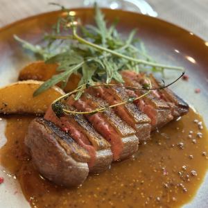 烤鸭腰肉和苹果配全麦芥末酱