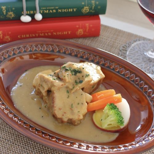 Pork shoulder simmered in cider with apple-flavored sauce