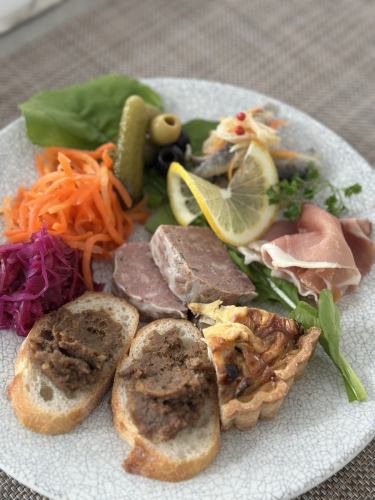 Assorted hors d'oeuvres (serves 2-3)