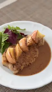 豚ロースのグリエ  ～焼きリンゴと粒マスタードソース～