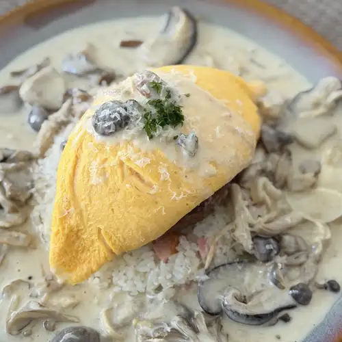 4種のキノコとポルチーニのクリームソースオムバーグ