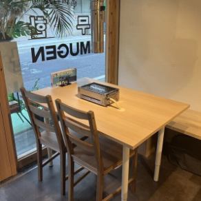 木目調の温かみ溢れるテーブル席は居心地も抜群☆女子会やママ友会にも人気です◎皆でシェアしながら楽しむ時間は特別！