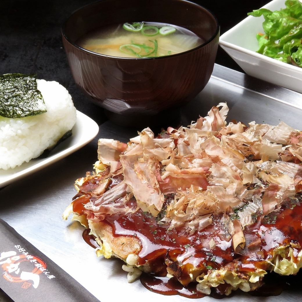 お好きな一品+100円でおにぎり+サラダ+味噌汁がついてくる♪