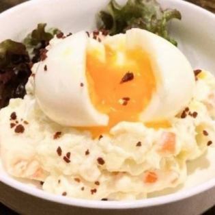 半熟玉子のせポテトサラダ