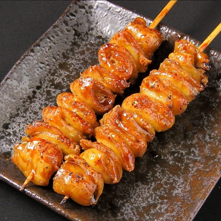 秘伝のたれにつけて食べる!焼き鳥は一本80円からご提供!!