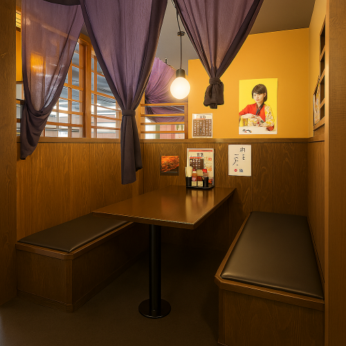 ゆったり過ごせる二人向け半個室席◎