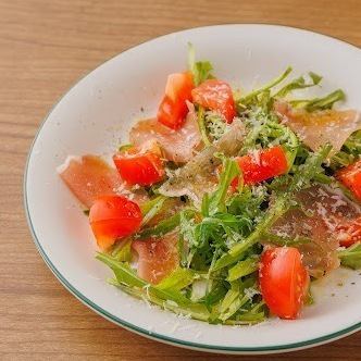ルッコラと生ハムのサラダ
