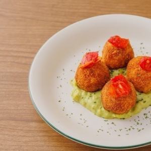 토마토와 모츠 알레라 미니 쌀 고로케