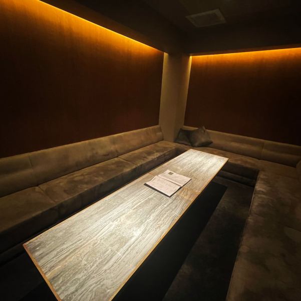 [Attractive private room with a high-class feeling ◎] VIP sofa private room that creates a stylish party is recommended not only for women but also for men ◎ Down-eyed lights shine brilliantly in the city of Roppongi at night, an adult It is a luxury space.