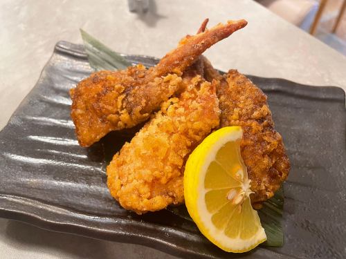 Delicious and spicy! Juicy fried chicken wings