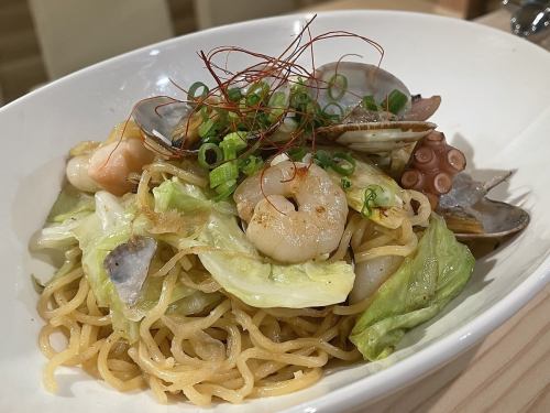 Fried noodles with shrimp and chives