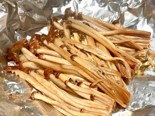 Butter-grilled mountain enoki mushrooms