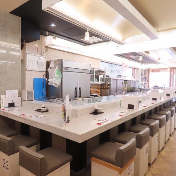 お寿司屋さんはやっぱりカウンター席！気軽にお立ち寄りください♪市場直送、新鮮なネタをご用意しております！当店自慢の本マグロを是非ご堪能下さい♪
