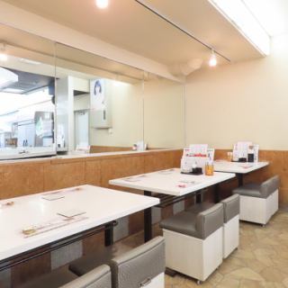 落ち着いた雰囲気の明るい店内です♪