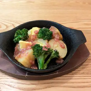 腌鱼内脏配土豆和黄油