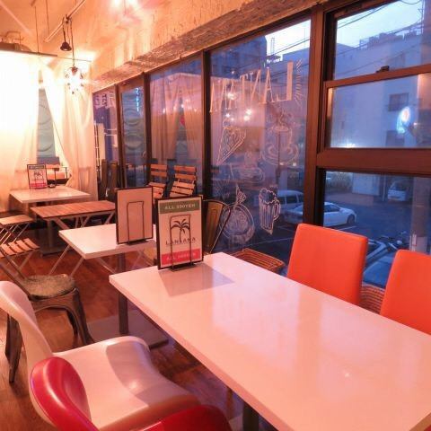 有名デザイナーが手掛けた店内！デートに嬉しいお洒落な内装です