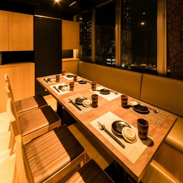 当店のお席は全席扉付き個室。6F.7Fの2フロアで、テーブル個室と掘りごたつ個室のお席をご用意しております。浜松町での宴会や飲み会、接待、女子会など、様々なシーンに最適な個室空間です。