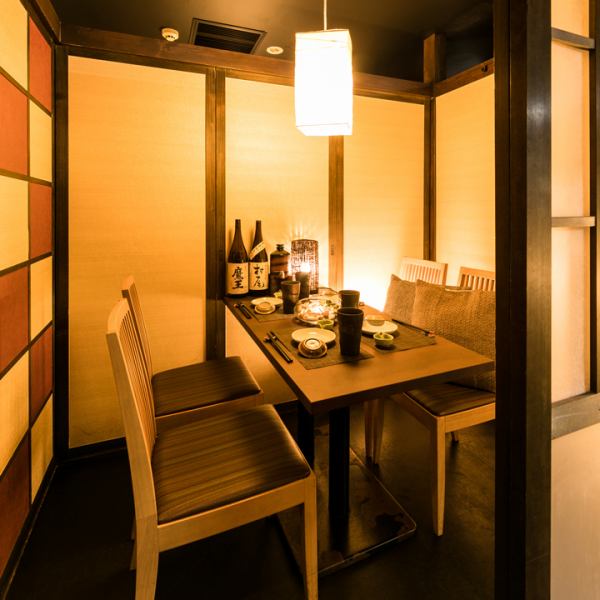 デートや記念日、気の合う友人との宴会にも最適な個室空間。周りの視線を気にせず、料理とお酒をゆっくり味わえる居心地にこだわりました。お席に関するご質問もお気軽にお問い合わせください。
