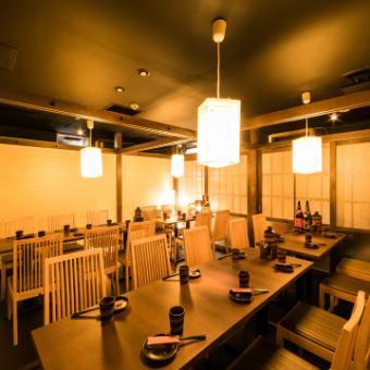 ［120名様］6F.7Fの2フロアで最大120名様までご案内可能。歓迎会、送別会、懇親会、結婚式の二次会など、シーンに合わせてレイアウト調整も柔軟。お席に関するお問い合わせお気軽にどうそ。