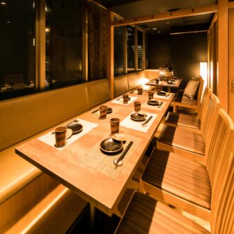［10～14名様］ロングソファーと椅子の組み合わせで座り心地にもこだわりました。料理も並べやすく広めのテーブルで、歓送迎会、会食、打ち上げなど、特別な集まりにも最適なくつろぎ個室です。
