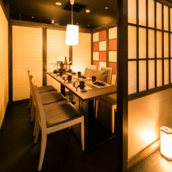 ［4～6名様］壁紙のさりげない色味がアクセントになり、落ち着いた雰囲気の中で料理とお酒をお愉しみいただけます。会社の少人数飲み会や接待まで幅広く居心地の良さにこだわった空間です。