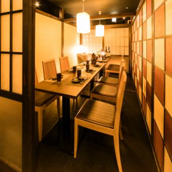 ［8～10名様］奥行きのあるテーブルで席移動もしやすく、会社の飲み会や同窓会、打ち上げ、接待にも最適。周りの視線や声を気にせず、料理とお酒をじっくりと楽しめる和の温もり空間です。