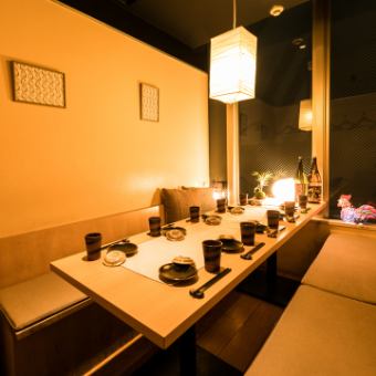 ［8～10名様］ロングテーブルで料理を並べても広々、会話の一体感も抜群。会社の宴会や歓送迎会、親しい仲間との集まりまで、ゆっくり語らえるひと時にちょうど良い空間となっております。