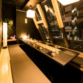 ［8～12名様］足を下ろしてくつろげるので、長時間の宴会でも疲れにくく、会社宴会、歓送迎会、同窓会に最適。一体感が出るロングテーブルで会話も弾み、プライベートな時間を楽しめます。