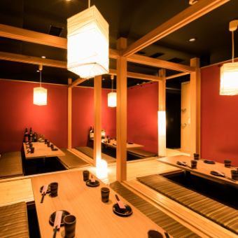 ［18～24名様］足を伸ばしてくつろげる快適さと、一体感のあるレイアウト。複数卓で視線が交わりやすく、歓送迎会、打ち上げ、同窓会など大人数でも盛り上がれる広々とした空間です。