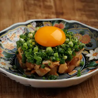 特製ダレの鶏ユッケ