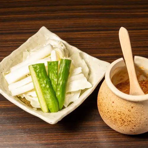 自家製味噌で食べる野菜の盛り合わせ