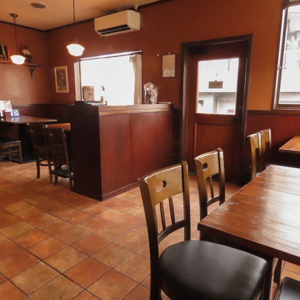 【シックで温かな隠れ家】貸切も可能な落ち着いた店内◇温かみのある照明と木の質感が心地よい、シックで落ち着いた雰囲気の店内。貸切にも対応しています。大人数のパーティーからアットホームな宴会まで、周りを気にせず素敵な時間をお過ごしいただけます。日常の喧騒を離れた、隠れ家としてご利用ください。