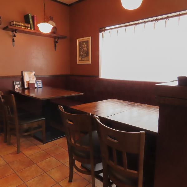 【ゆったり寛げる特等席】家族や恋人とお肉を楽しむ◆家族団らん、友人との食事、そして大切なデート。どんなシーンにも寄り添うテーブル席は、広々とした造りでゆったりと過ごせます。一部は片側ソファ席になっており、背もたれに身を預けてリラックスできるのが魅力。美味しい料理を囲みながら、会話を楽しめます。