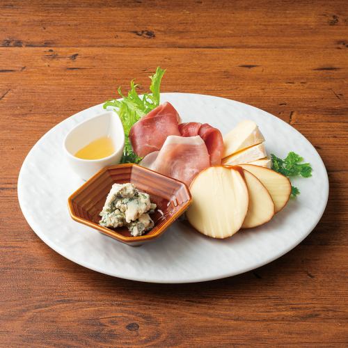 生ハムとチーズの盛り合わせ